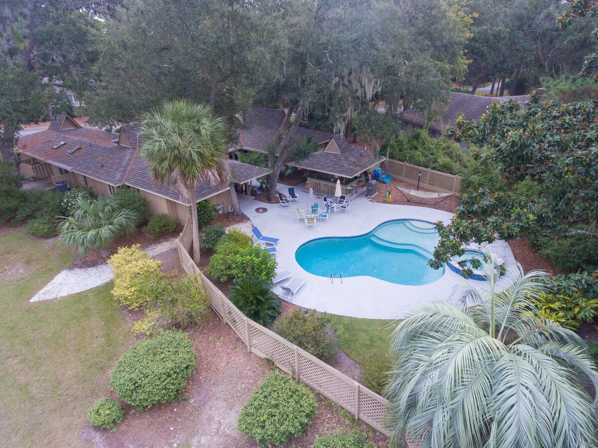 Backyard Oasis with pool, hot tub, outdoor kitchen and a fenced in backyard!