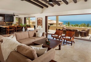 TV, caminetto, videogiochi, lettore DVD