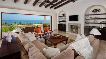 Fernseher, Kamin, Videospiele, DVD-Player