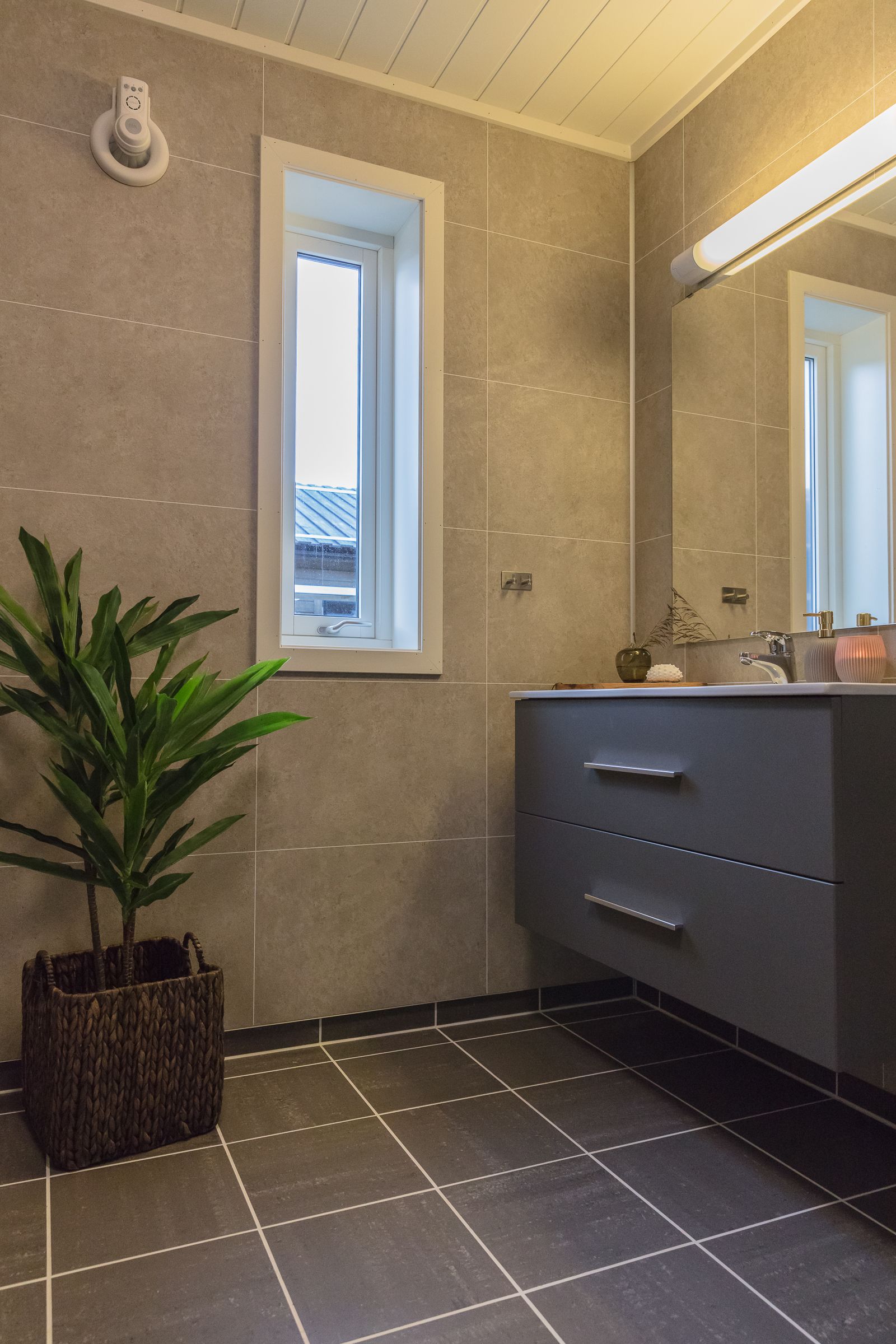 Hytte – design | Bad | Dusj, hårføner, oppvarmet badegulv og håndklær