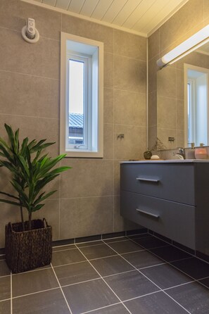 Chalet rustique Design | Salle de bain | Douche, séchoir à cheveux, plancher chauffant (salle de bain)