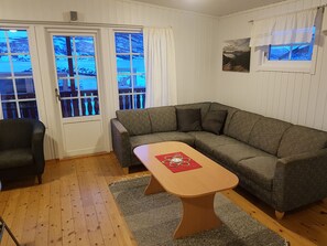 Standard Cabin, 3 Bedrooms, Bay View (Solbu) | Living room