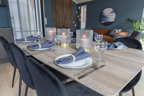Design Cabin | Private kitchen | Full-size fridge, microwave, oven, stovetop - Aa Gård (Lavangen)