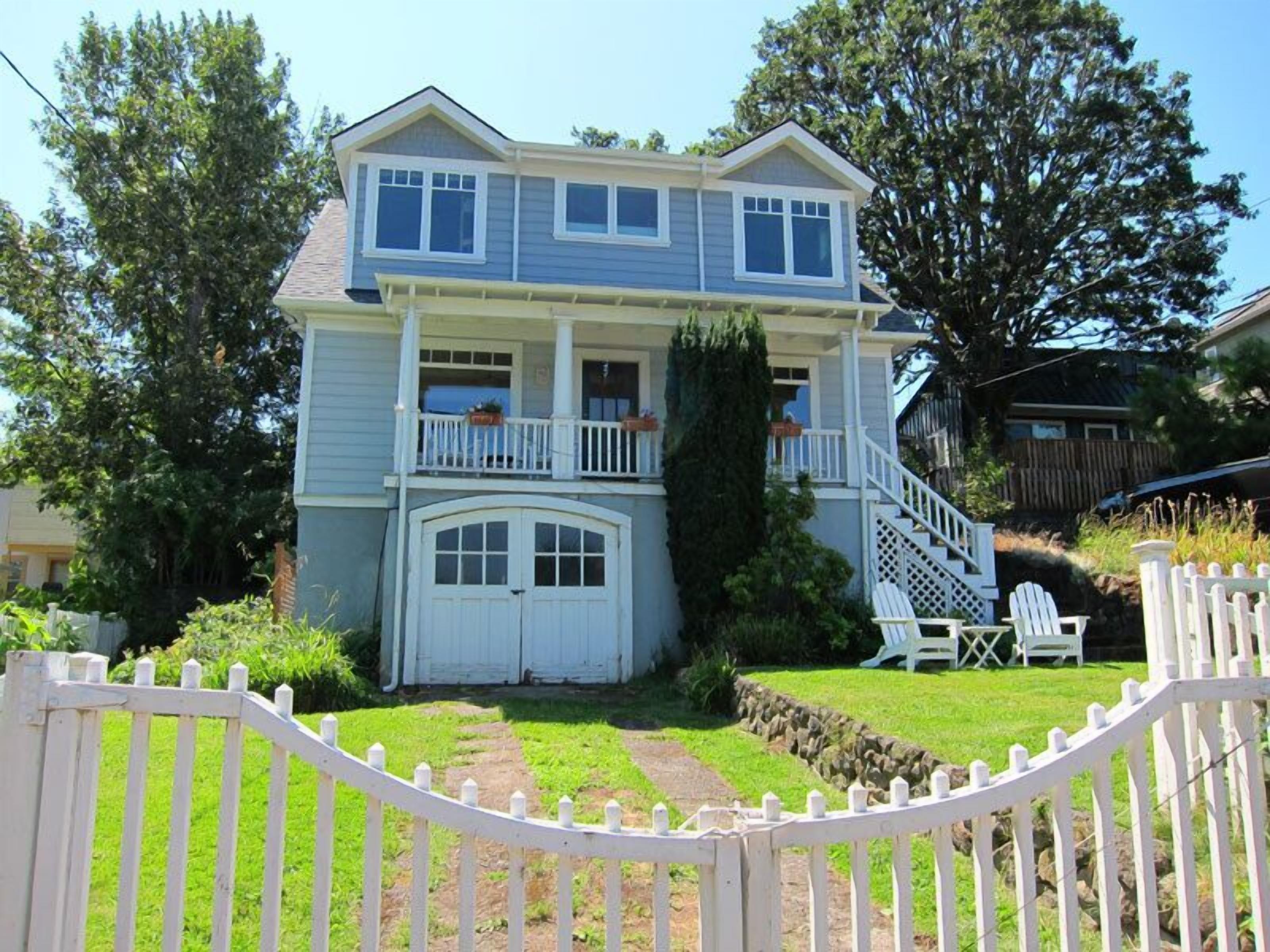 Downtown Hood River View Bungalow with HOT TUB, WIFI, A/C