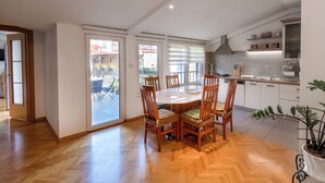 Une cuisine moderne avec des meubles blancs, un four encastré et un évier.