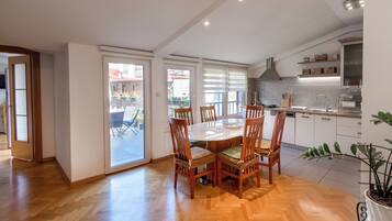 Deluxe Apartment | Private kitchen | Full-size fridge, microwave, oven, stovetop