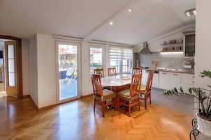 Una cocina moderna con armarios blancos, horno empotrado y un lavabo.
