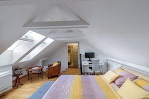 4 bedrooms, Egyptian cotton sheets, premium bedding, down duvets
