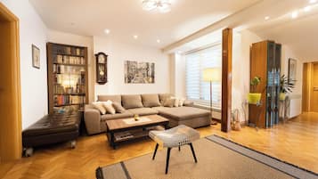Deluxe-Apartment | Wohnbereich | 920-cm-Flachbildfernseher mit Digitalempfang