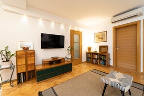 Deluxe-huoneisto | Oleskelualue | 920–senttinen taulutelevisio, jossa digitaalikanavat