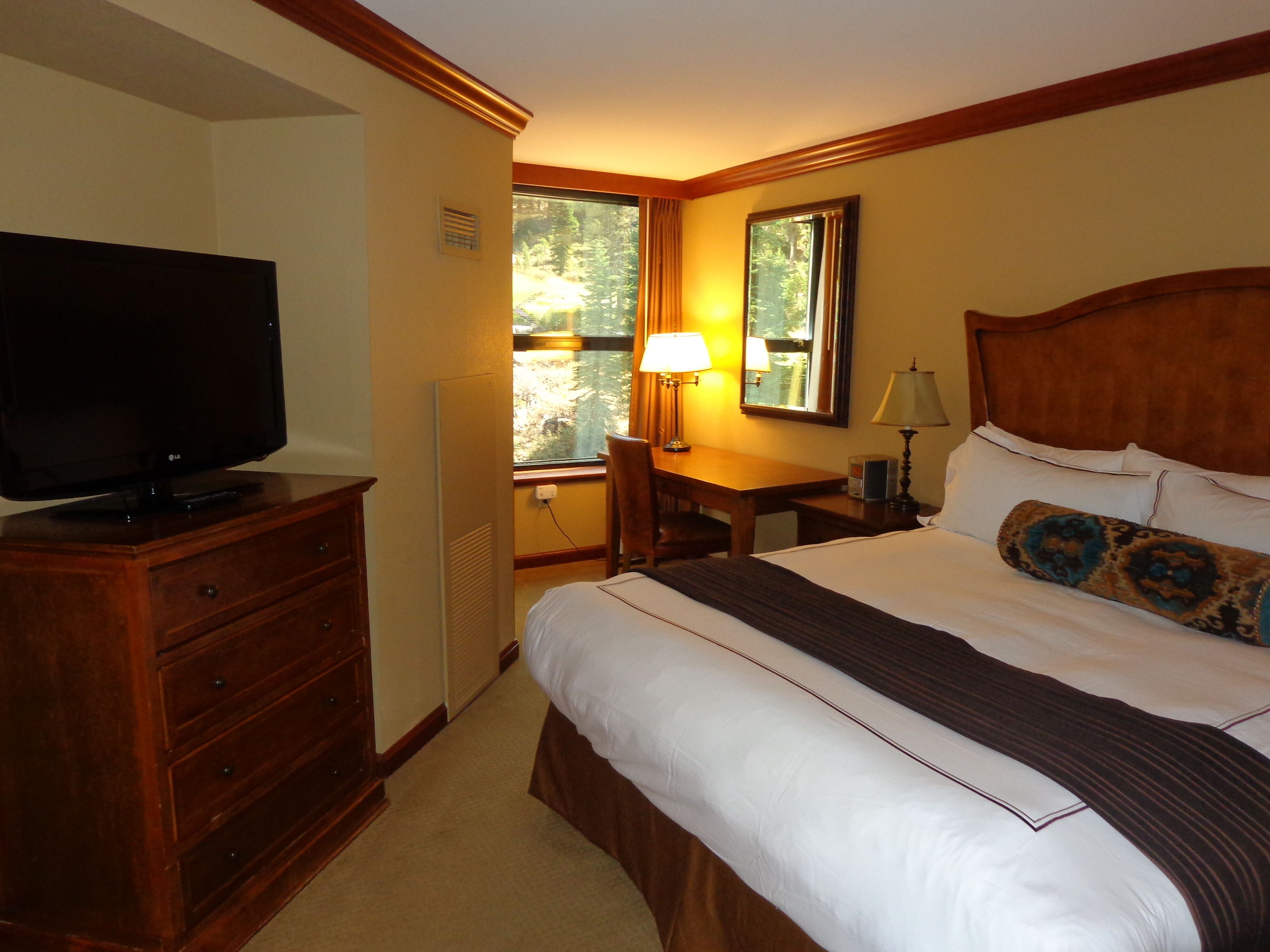 Everline Spa & Resort: Forest View Fireplace Suite