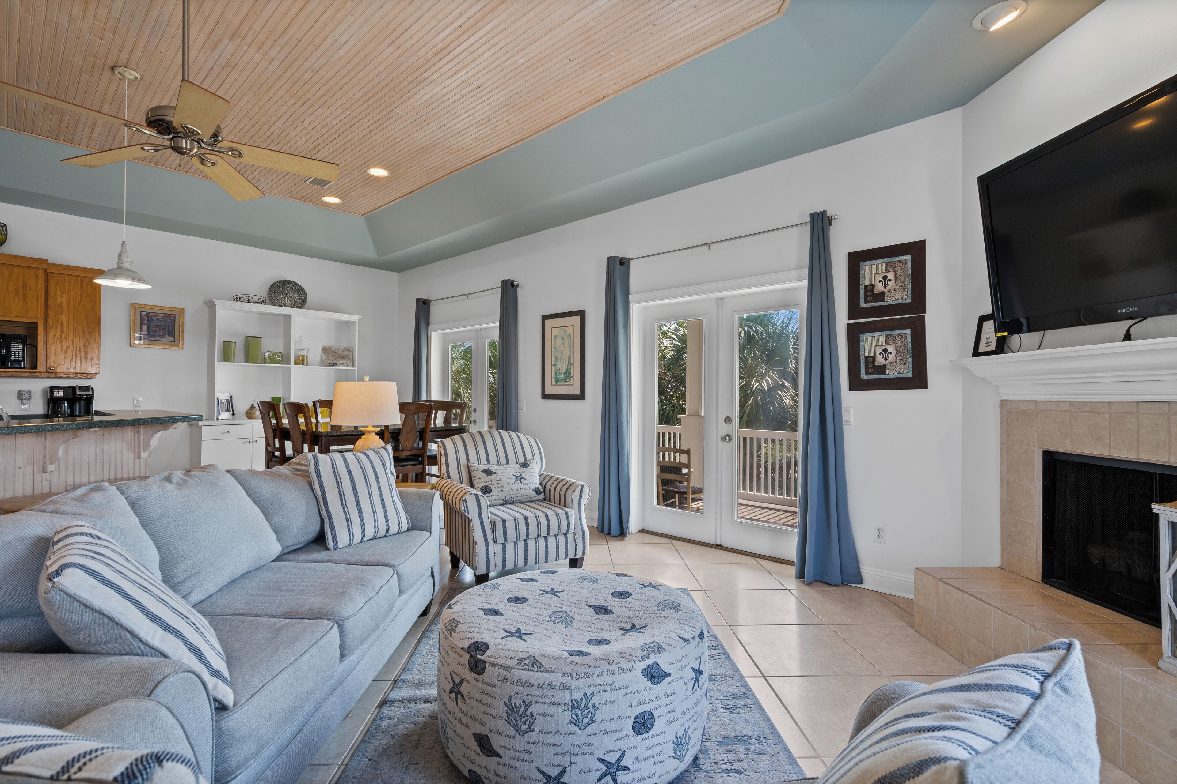 Smart-tv, eldstad och dvd-spelare