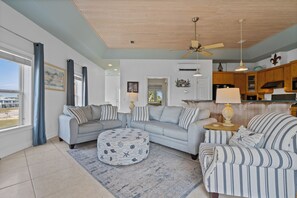 スマートテレビ、暖炉、DVD プレーヤー