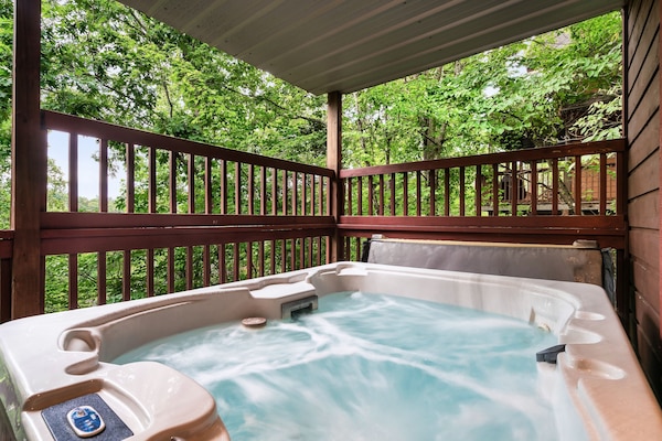 Tina de hidromasaje al aire libre