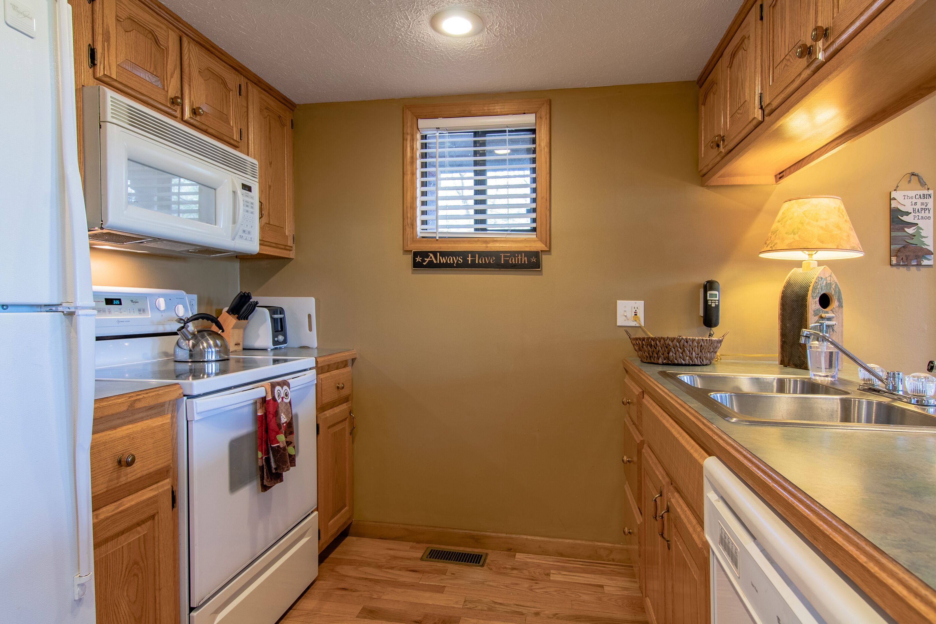 Southern Comfort - Easy Drive - Walk to Pool - 1/2 Mile Off Parkway!