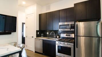 Een koelkast, een microgolfoven, een oven, een kookplaat