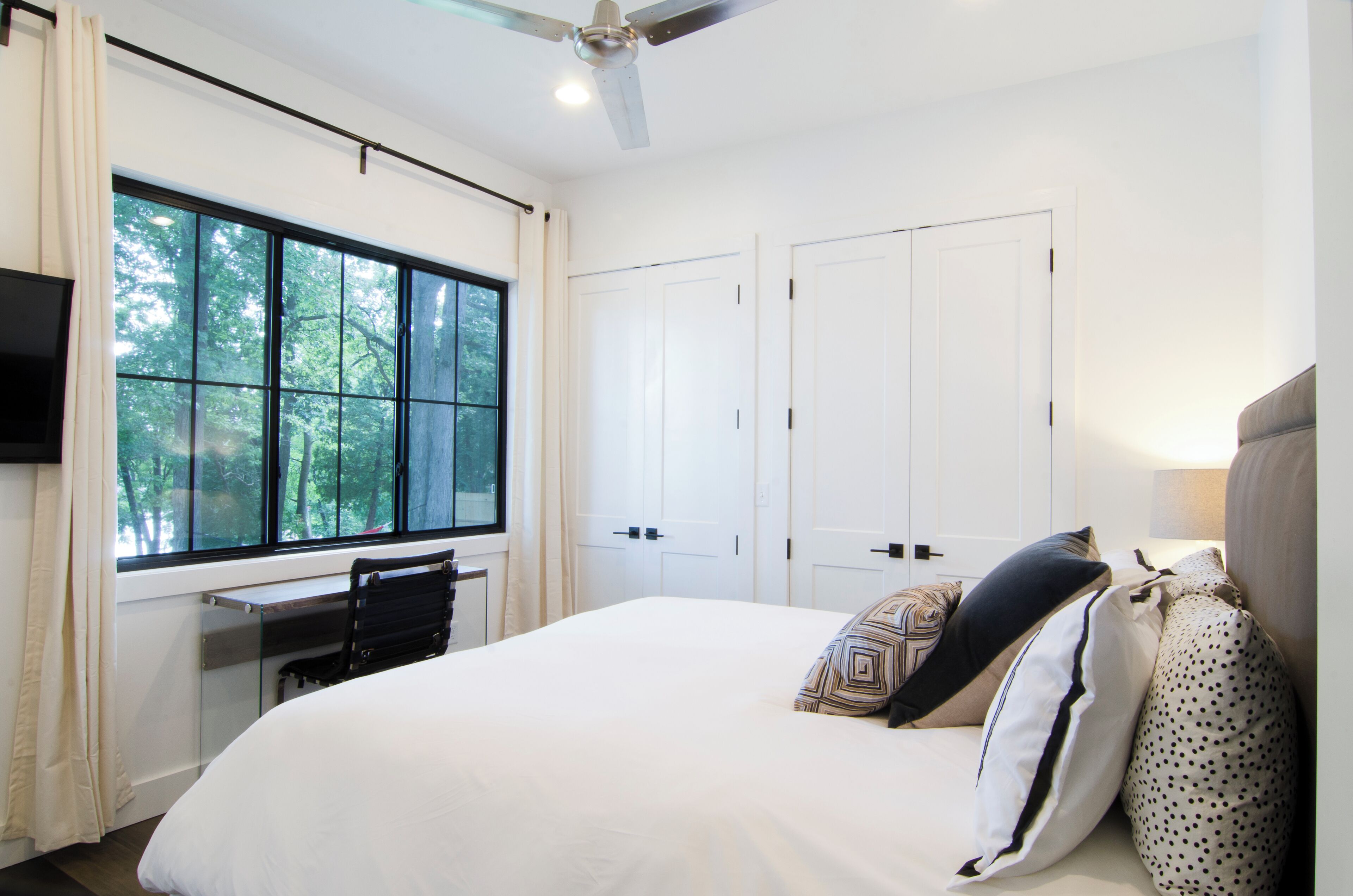 5 dormitoris, planxa i posts de planxar i un bressol de viatge 