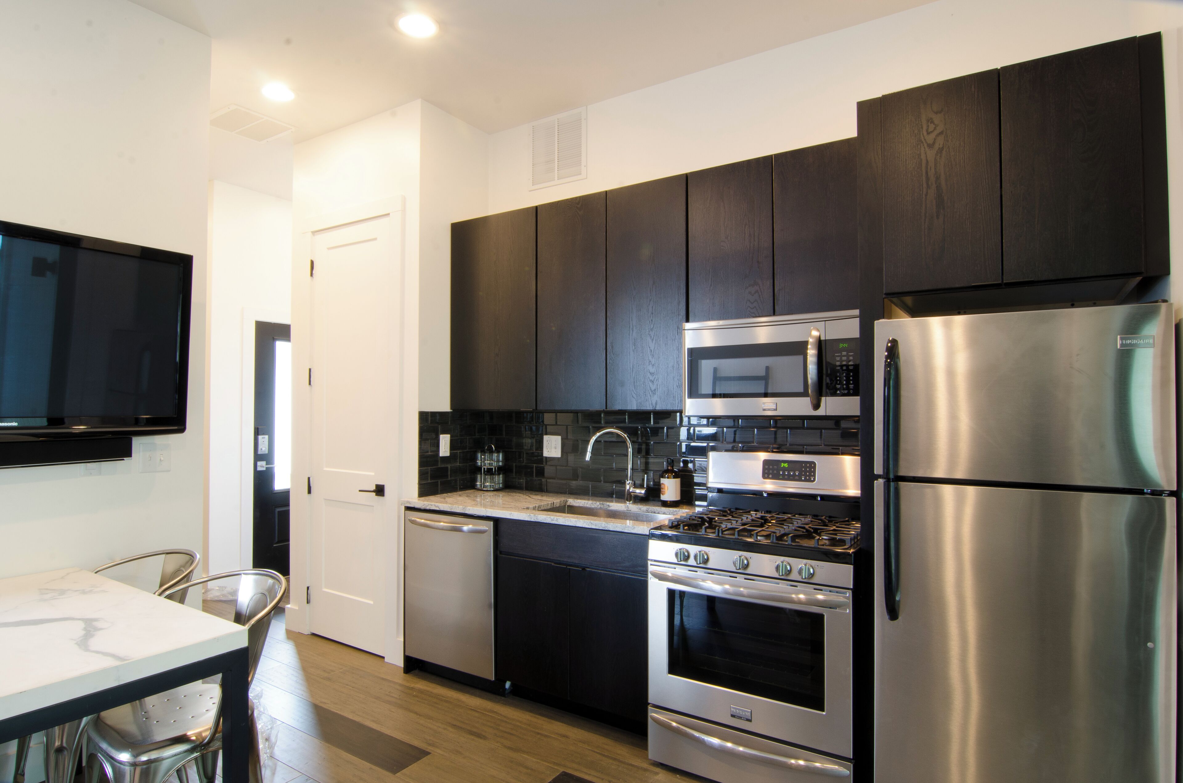 Kühlschrank, Mikrowelle, Ofen, Herdplatte