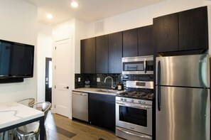 Refrigerador, microondas, horno y parrilla de estufa 