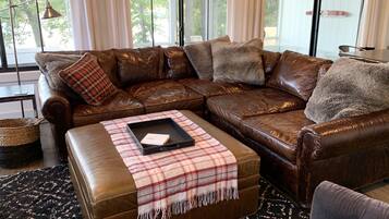 Smart-tv, een open haard, een dvd-speler en boeken