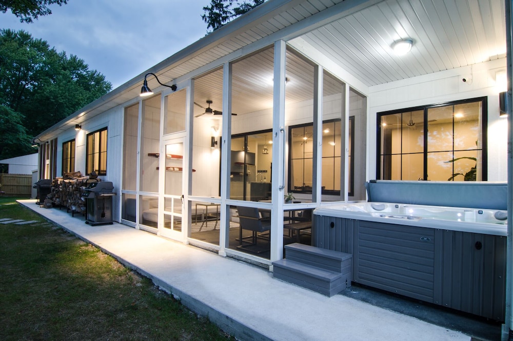 NEW modern lake house + apt for 15: HOT TUB, beach, firepit, playground, games!