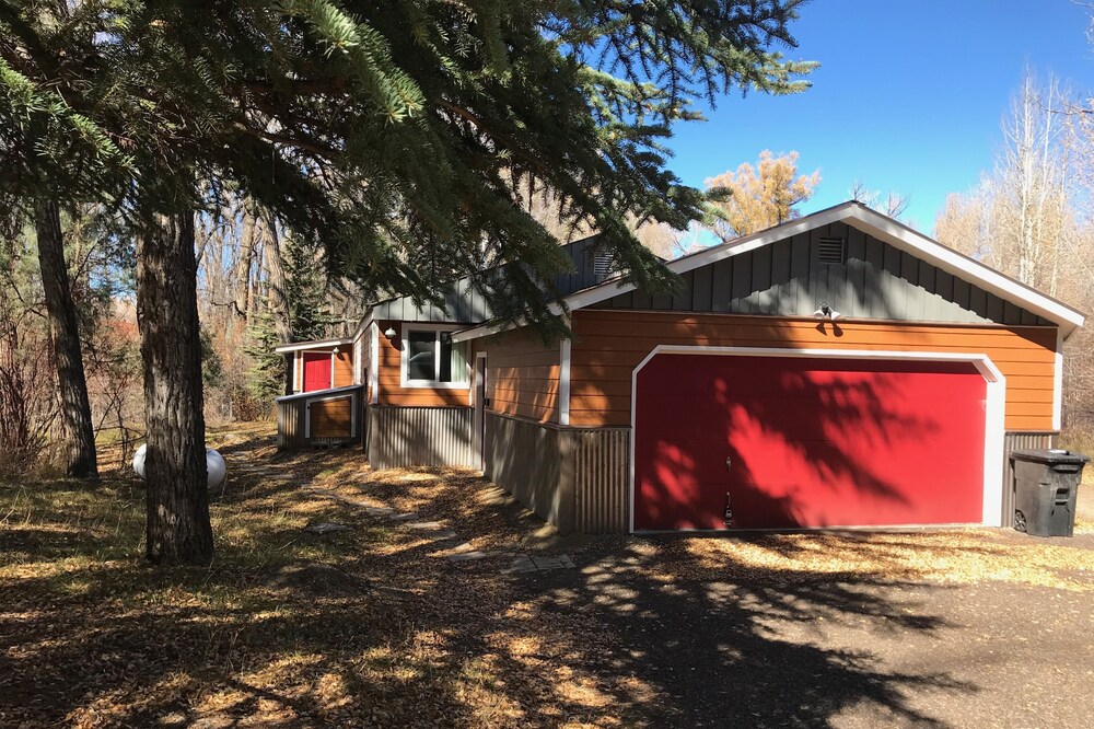 Gunnison River Getaway - pet friendly, secluded, quiet, EV charging