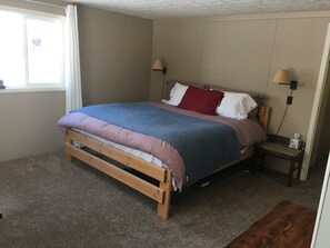 3 bedrooms, desk, free WiFi, bed sheets