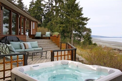 Stunning Ocean View from Your Private Hot Tub, Qualicum Bay