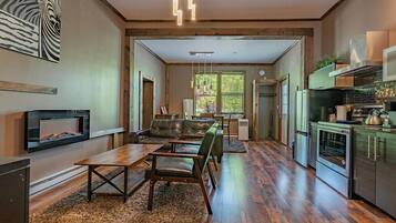 智能電視、壁爐、音響