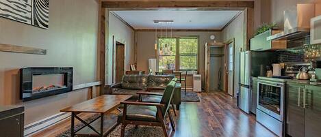 TV connectée, cheminée, chaîne hi-fi