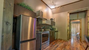 雪櫃、微波爐、焗爐、爐具