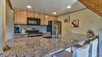 Réfrigérateur, four à micro-ondes, un four, surface de cuisson