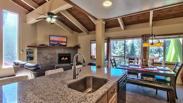 Réfrigérateur, four à micro-ondes, un four, surface de cuisson