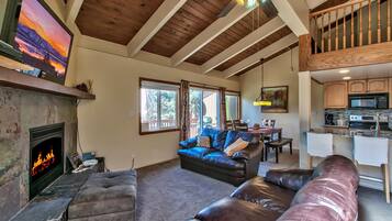 Téléviseur, foyer, table de ping-pong