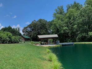 A lakeside park with a gazebo, a small building, and a dock. - Lazy Lake Cabins - Cozy comfort in the Blue Ridge Mountains (Hendersonville)