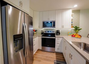 Réfrigérateur, four à micro-ondes, un four, surface de cuisson