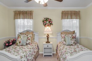 4 bedrooms, iron/ironing board, WiFi, bed sheets