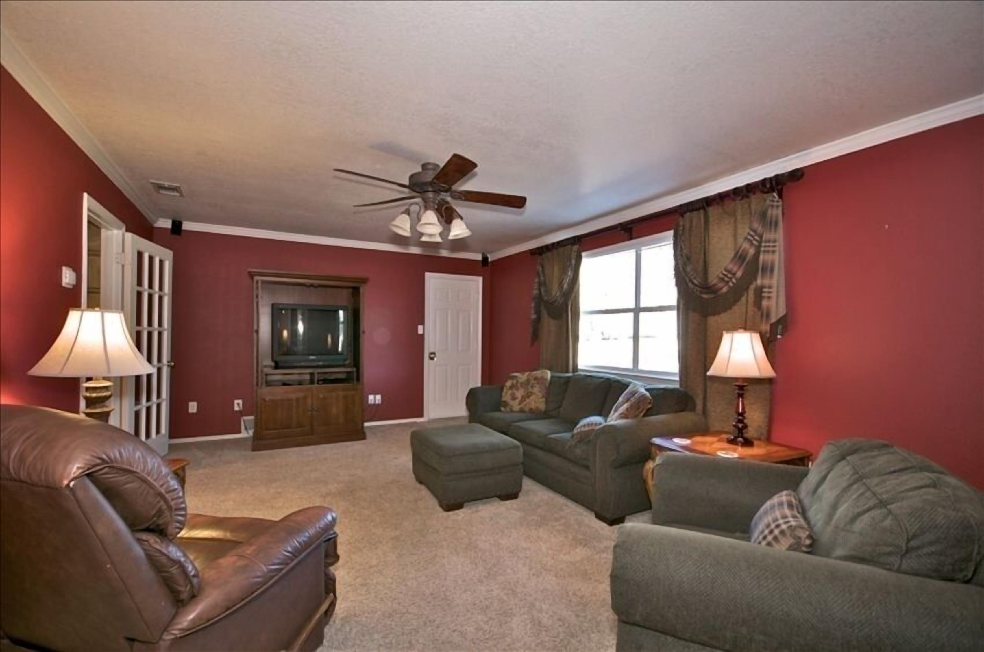 Granbury's  Luxurious  'Abbey Manor'. Walk to Historic Square