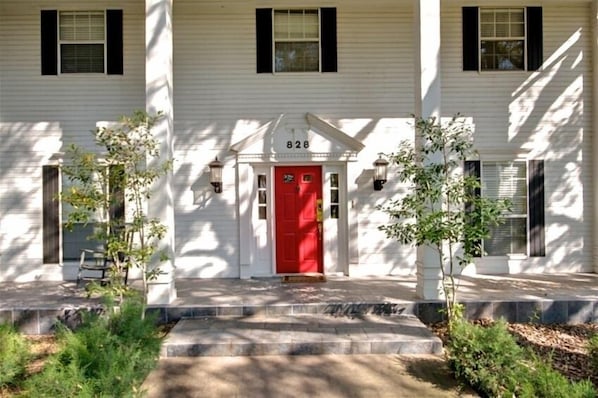 Exterior detail - Granbury's Luxurious 'Abbey Manor'. Walk to Historic Square (Granbury)