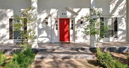 Granbury's Luxurious 'Abbey Manor'. Walk to Historic Square