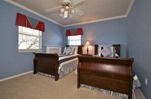 4 bedrooms, iron/ironing board, WiFi, bed sheets