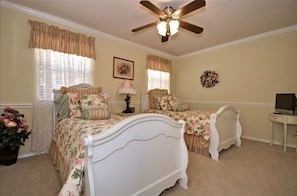 4 bedrooms, iron/ironing board, WiFi, bed sheets - Granbury's  Luxurious  'Abbey Manor'. Walk to Historic Square (Granbury)
