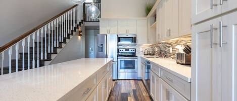 Kylskåp, mikrovågsugn, ugn och spishäll