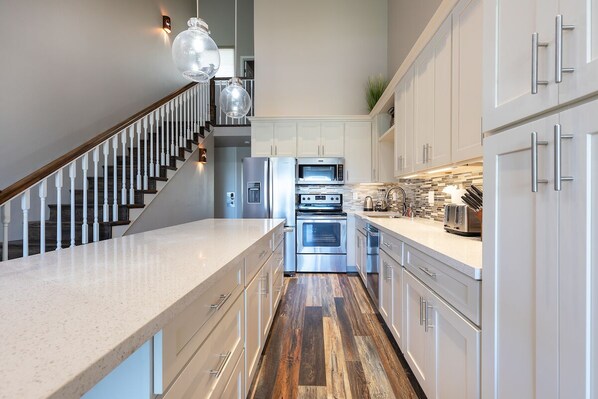 Fridge, microwave, oven, stovetop - Fantastic Ocean View Steps to Kamaole Beach 3 (Kihei)