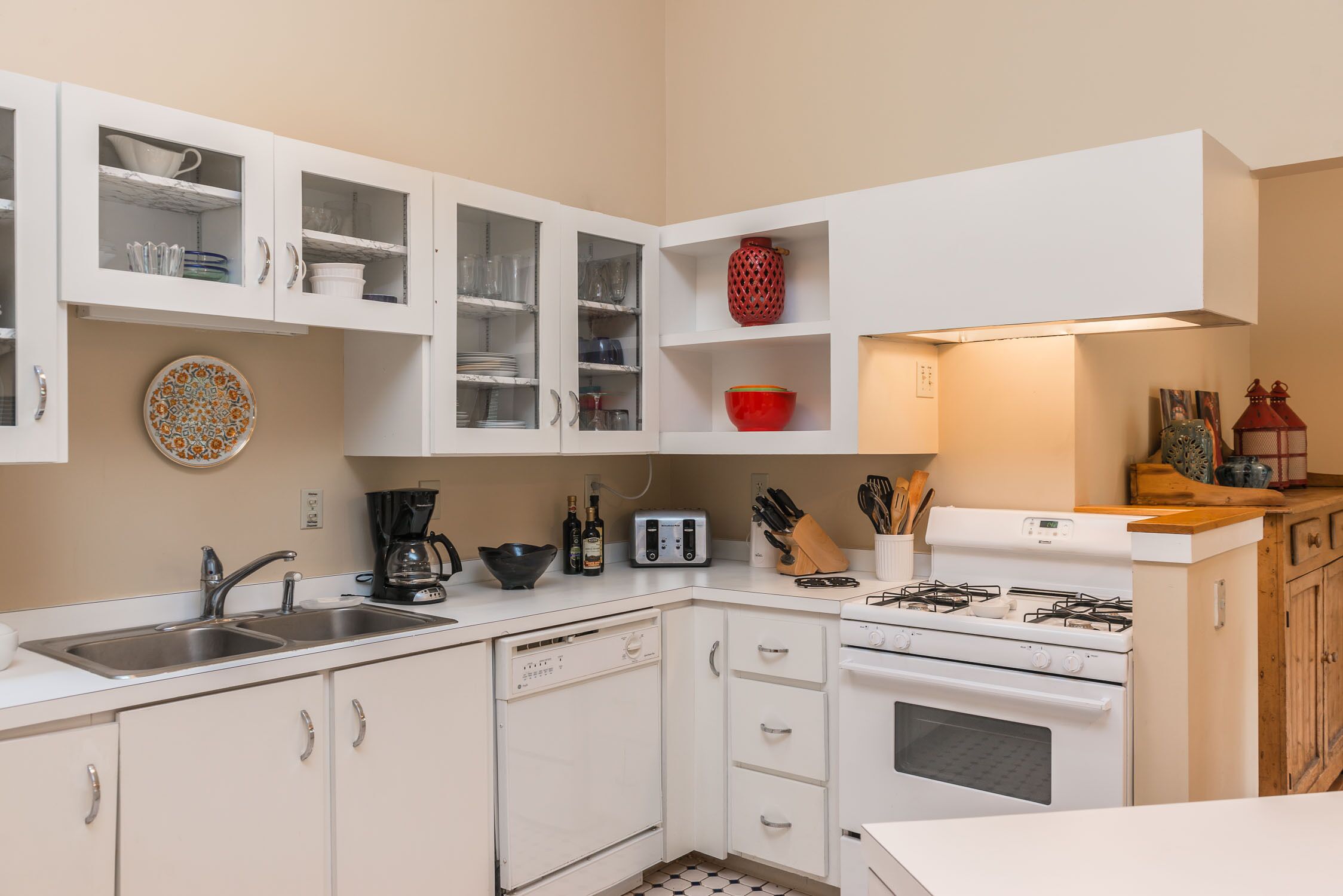 Contemporary Lakefront, Ski, Tennis and Boat Cozy 3 Bedrooms