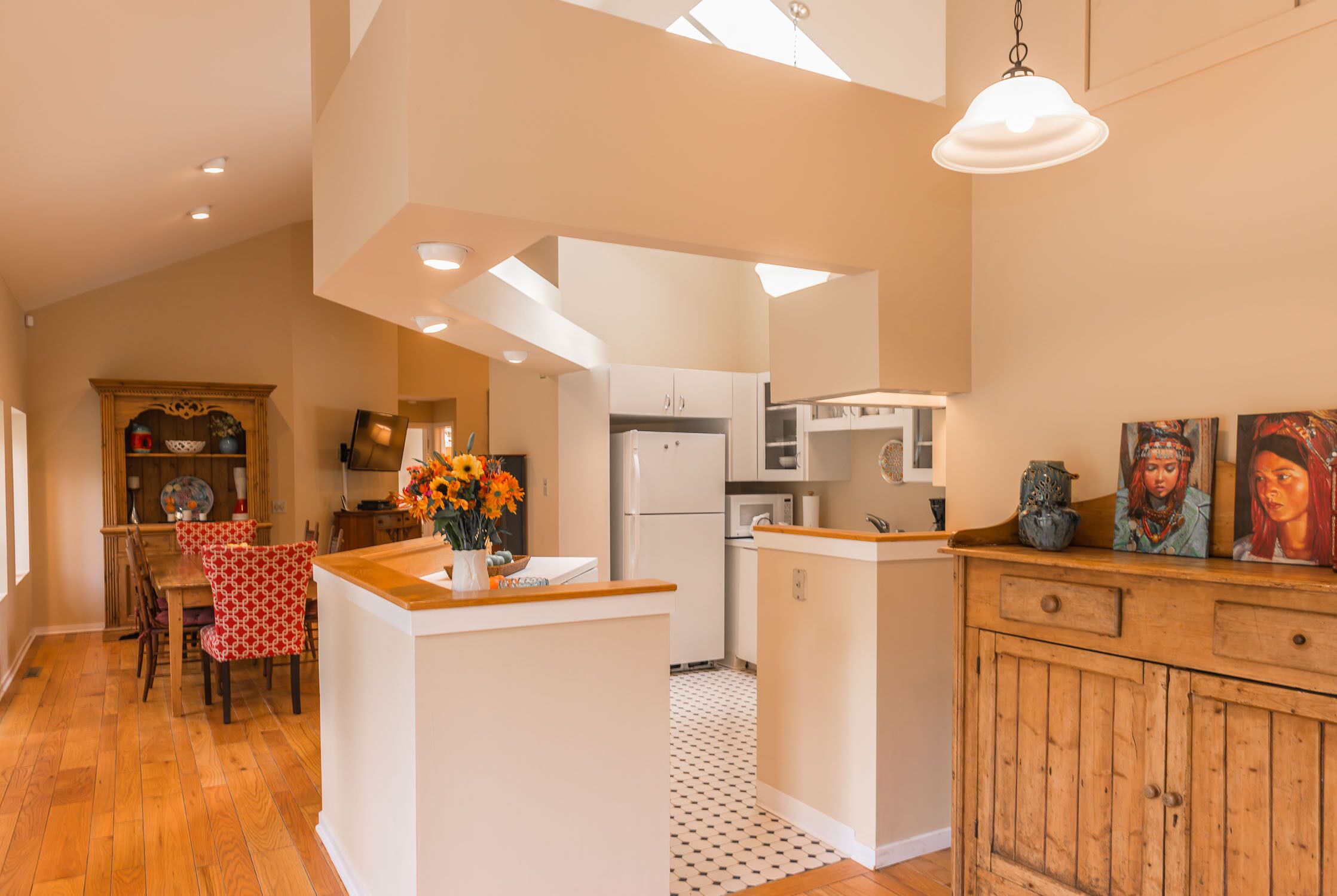 Contemporary Lakefront, Ski, Tennis and Boat Cozy 3 Bedrooms