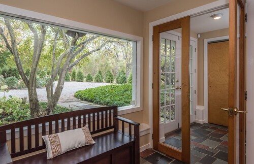 Peaceful Lakefront Retreat - Private Tennis Court - Sleeps 8