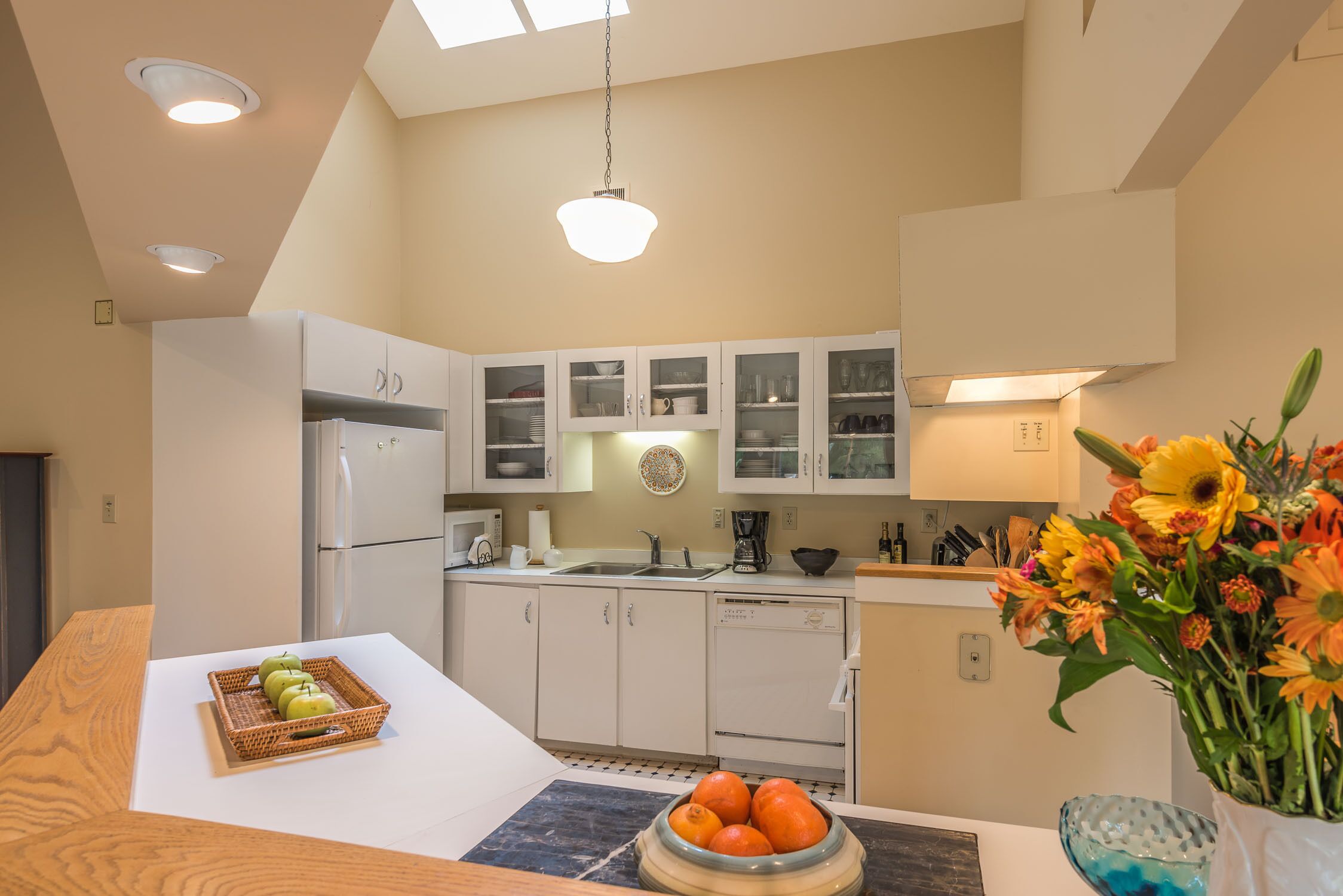 Contemporary Lakefront, Ski, Tennis and Boat Cozy 3 Bedrooms