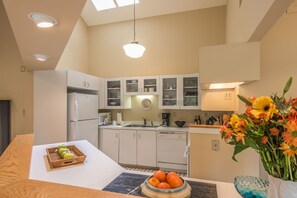 Fridge, microwave, oven, stovetop - Peaceful Lakefront Retreat - Private Tennis Court - Sleeps 8 (Copake)