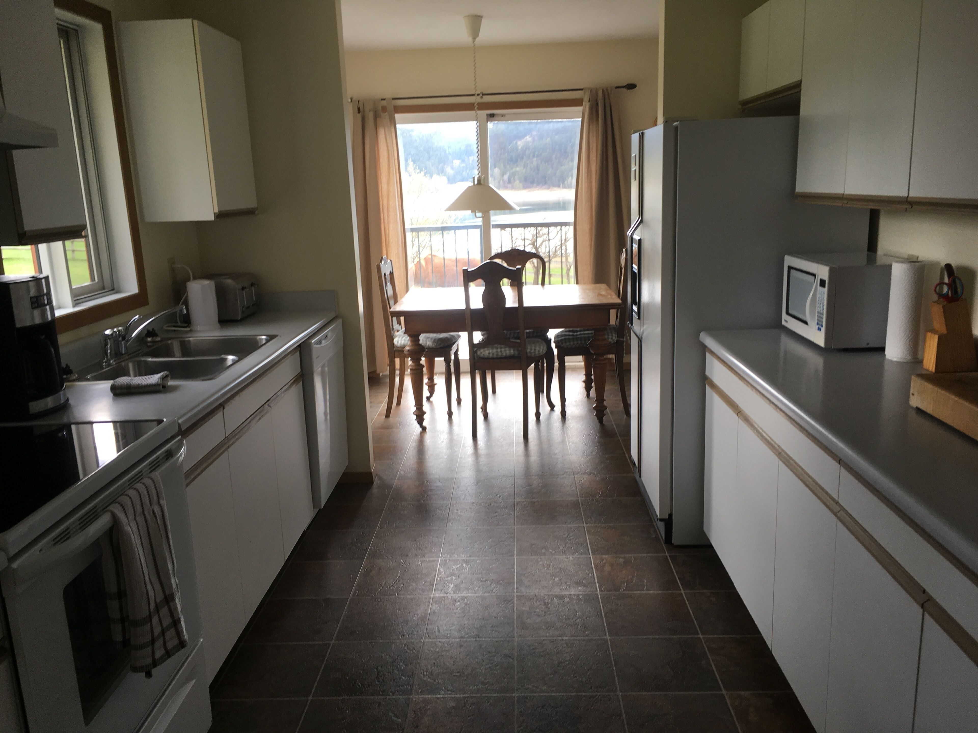 Private cottage with Sandy Beach on Arrow Lake